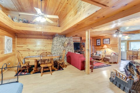 Mountain-View Cabin on Farm 3 Mi to Town and Shops Cabin in Mountain View