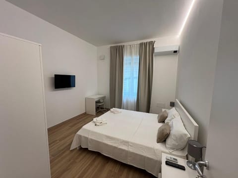 Bed, TV and multimedia, Evening entertainment, Bedroom, towels