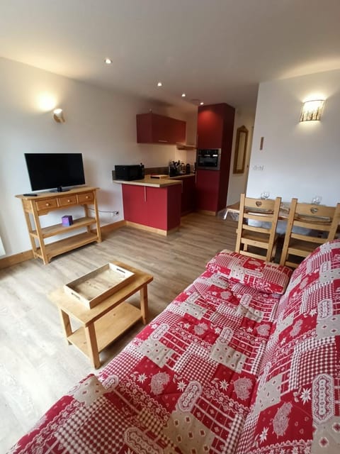 TV and multimedia, Kitchen or kitchenette, Living room, Photo of the whole room, Dining area, oven