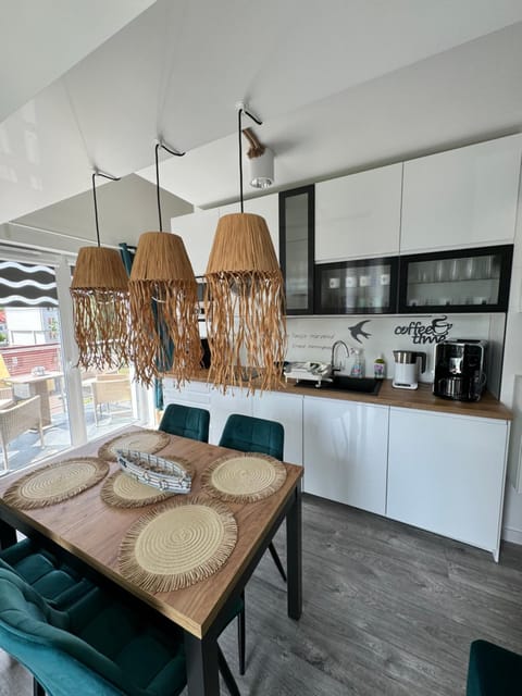 Coffee/tea facilities, Kitchen or kitchenette, Dining area, stove