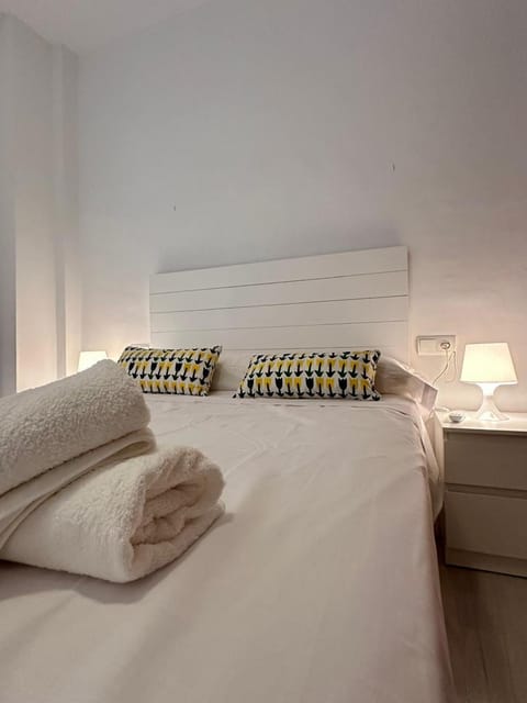 Bed, Photo of the whole room, towels