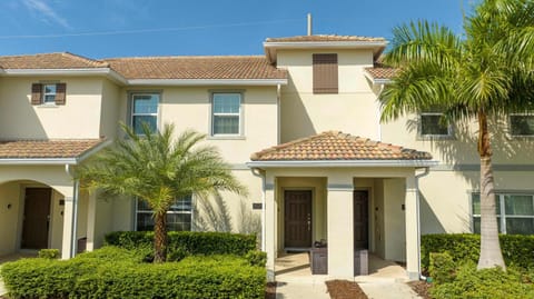 Stunning 5Bd with Pool at Storey Lake 5019 House in Kissimmee