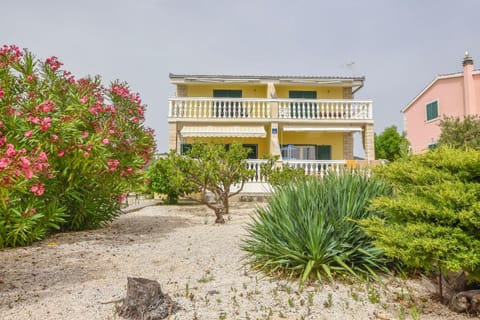 Property building, Facade/entrance, Day, Garden, Garden view, Parking