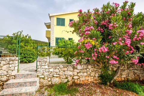 Property building, Patio, Facade/entrance, Day, Garden view, Location