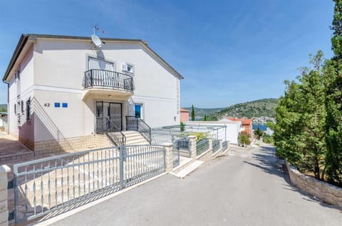 Property building, Patio, Facade/entrance