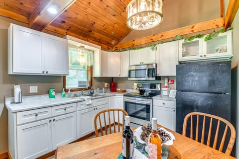 Inviting Peru Cabin with Patio, Grill and River Access Cabin in Lake Champlain