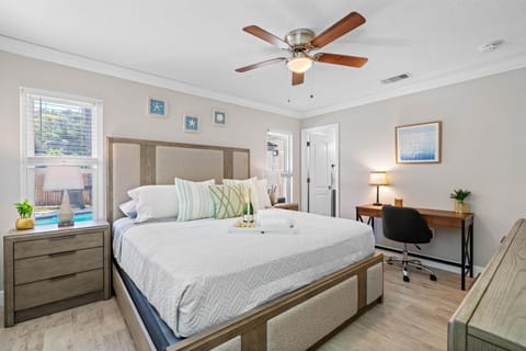 Luxurious Spa Retreat with Stunning Pool in Palm Harbor House in Palm Harbor