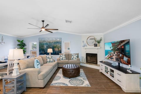 Luxurious Spa Retreat with Stunning Pool in Palm Harbor House in Palm Harbor