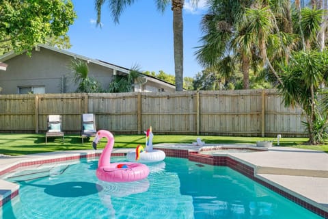 Luxurious Spa Retreat with Stunning Pool in Palm Harbor House in Palm Harbor