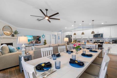 Luxurious Spa Retreat with Stunning Pool in Palm Harbor House in Palm Harbor