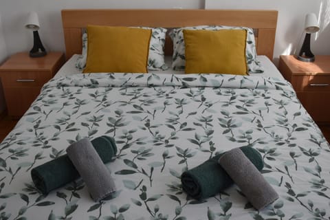 Bed, Photo of the whole room, Bedroom, towels