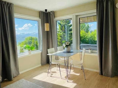 Day, Summer, Dining area, Mountain view