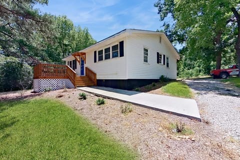 On-Site Trails! Serenity Acres Retreat in Macon House in Lake Gaston