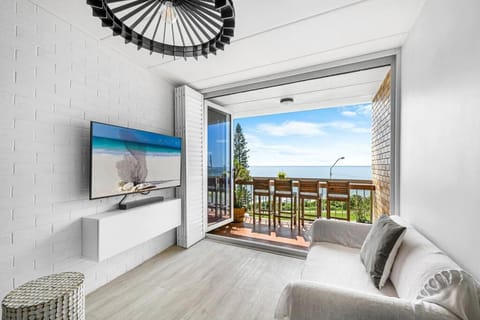 Communal lounge/ TV room, TV and multimedia, View (from property/room), Balcony/Terrace, Living room, Sea view