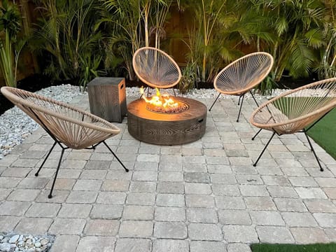 Tank Pool, Putting Green & 1 Mile to the Beach! House in Lantana