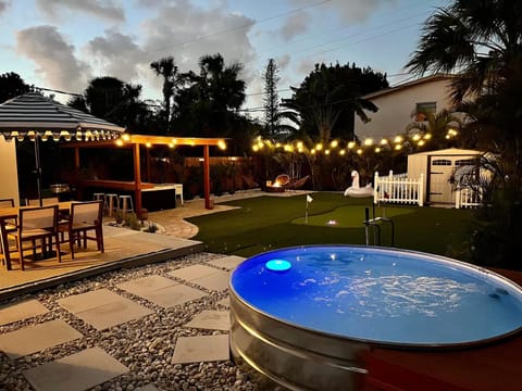 Tank Pool, Putting Green & 1 Mile to the Beach! House in Lantana