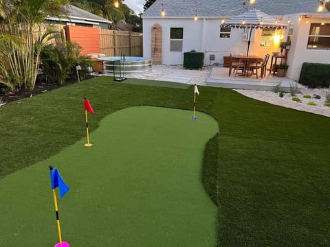 Tank Pool, Putting Green & 1 Mile to the Beach! House in Lantana