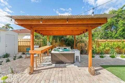 Tank Pool, Putting Green & 1 Mile to the Beach! House in Lantana