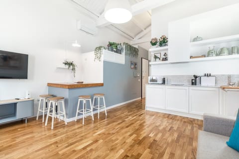 TV and multimedia, Coffee/tea facilities, Living room, Seating area, Dining area, City view, stove, toaster, kitchen, air conditioner