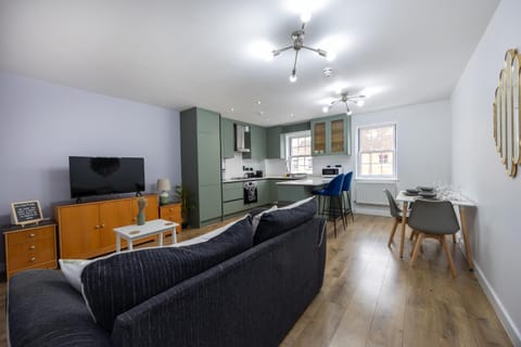 TV and multimedia, Kitchen or kitchenette, Living room, Seating area, Dining area