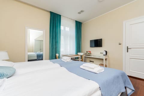 Bed, TV and multimedia, Photo of the whole room, Bedroom, towels