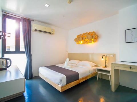 Photo of the whole room, Bedroom