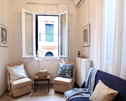 Living room, Seating area, air conditioner