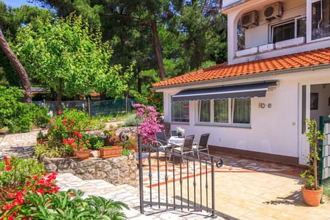 Property building, Balcony/Terrace, Garden view
