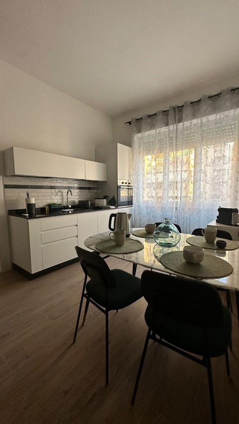 Kitchen or kitchenette, Dining area, oven, stove