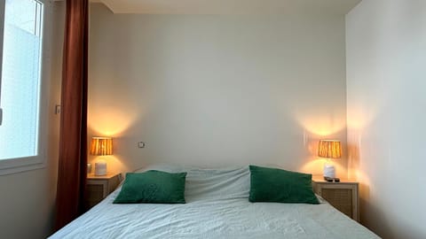 Bed, TV and multimedia, Photo of the whole room, Bedroom, heating, internet, storage, wardrobe