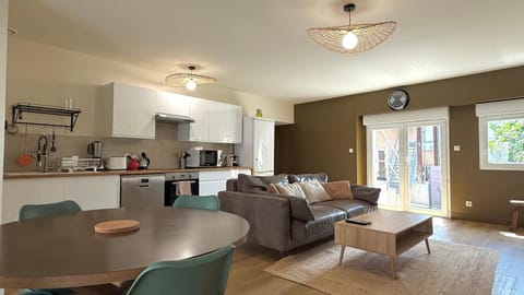 Coffee/tea facilities, Kitchen or kitchenette, Living room, Seating area, Dining area, dishwasher, heating, internet, microwave, oven, stove, toaster, kitchen