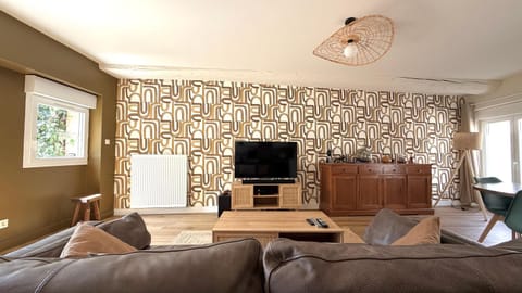 TV and multimedia, Living room, Seating area, Dining area, heating, internet