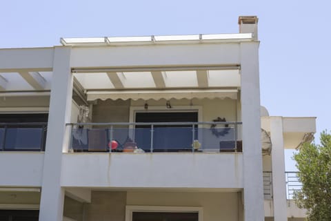Property building, Day, Balcony/Terrace