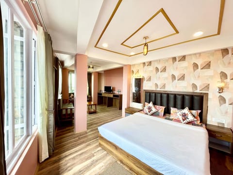 Bed, TV and multimedia, Photo of the whole room, Bedroom