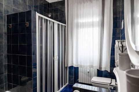 Shower, Bathroom, towels