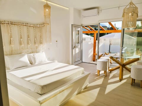 Bed, Living room, Photo of the whole room, Dining area, Bedroom