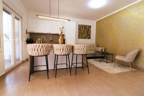 Kitchen or kitchenette, Living room, Seating area, Dining area