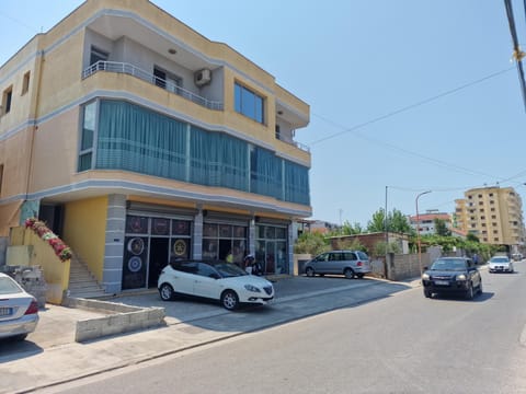Property building, Day, Neighbourhood, Street view, Location, Parking