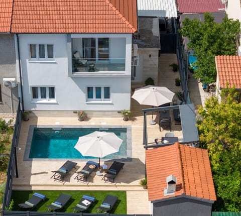 Property building, Patio, Day, Bird's eye view, Pool view, Swimming pool, sunbed