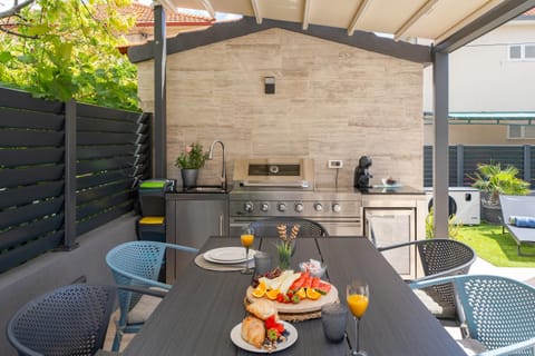 Patio, BBQ facilities, Food and drinks, Food, Drinks