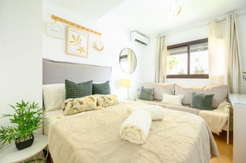 Estudio con parking Teatinos Málaga living Apartment in Malaga