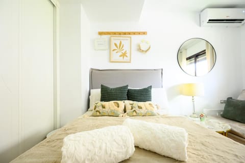 Estudio con parking Teatinos Málaga living Apartment in Malaga