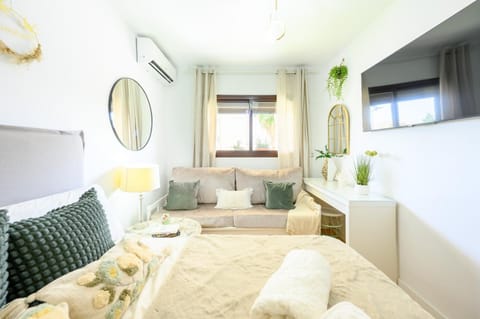 Estudio con parking Teatinos Málaga living Apartment in Malaga