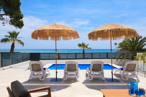 Balcony/Terrace, Sea view, Swimming pool, sunbed