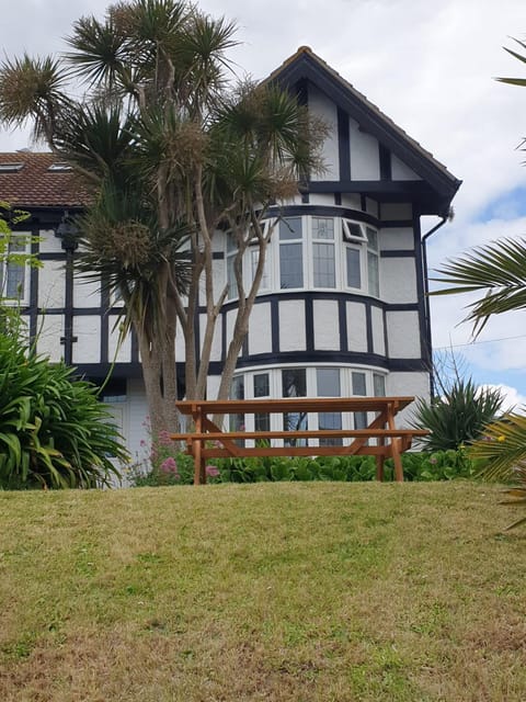 Property building, Day, Garden, Garden, Garden view, pet friendly