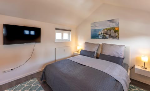 Bed, TV and multimedia, Photo of the whole room, Bedroom