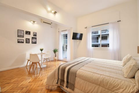 Bed, TV and multimedia, Living room, Photo of the whole room, Seating area, Bedroom