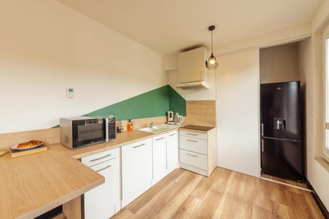 Coffee/tea facilities, microwave, oven, stove, kitchen