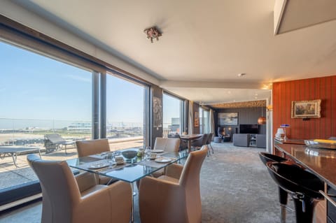 Kitchen or kitchenette, Living room, Dining area