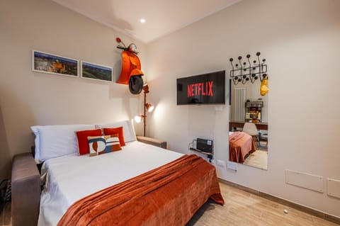 TV and multimedia, Photo of the whole room, Bedroom